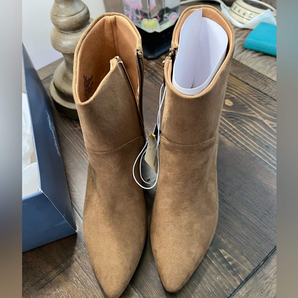 NEW Universal Thread light brown booties